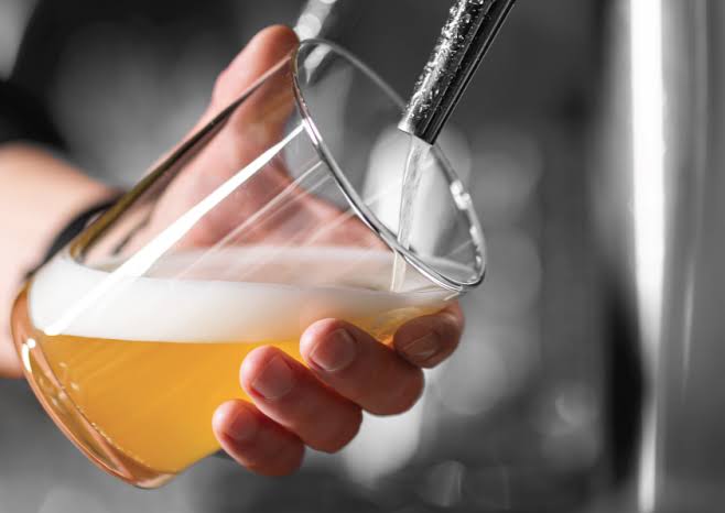 Birra alla spina servita al bancone