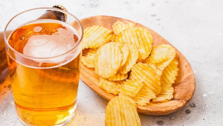 Birra fresca e patatine per una serata a casa